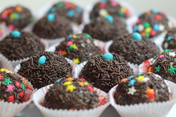Chocolate brigadeiros that you can eat at Brazilian restaurants in Lisbon