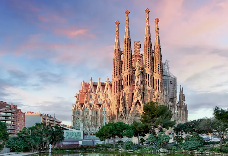 SAGRADA FAMILIA iStock-1130443789