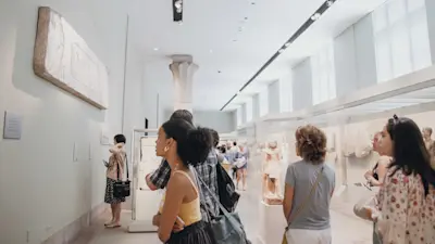 Walks - New York - Met Express 16x9-0002