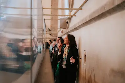 Walks Florence Alone in Duomo 0031