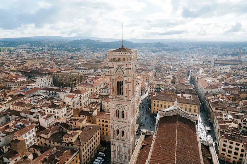Walks Florence Alone in Duomo 0045