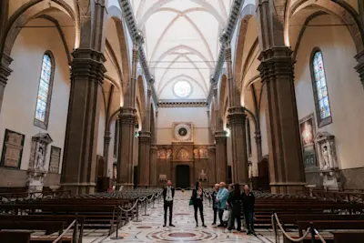 Walks Florence Alone in Duomo 0112